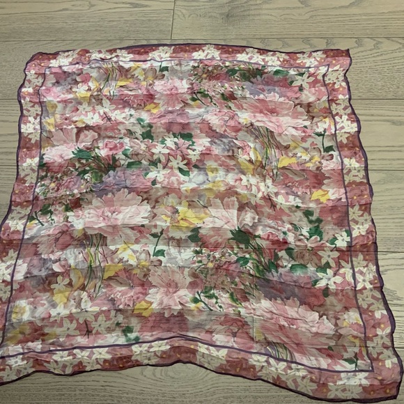 Beautiful Vintage Silk Scarf - Picture 4 of 8